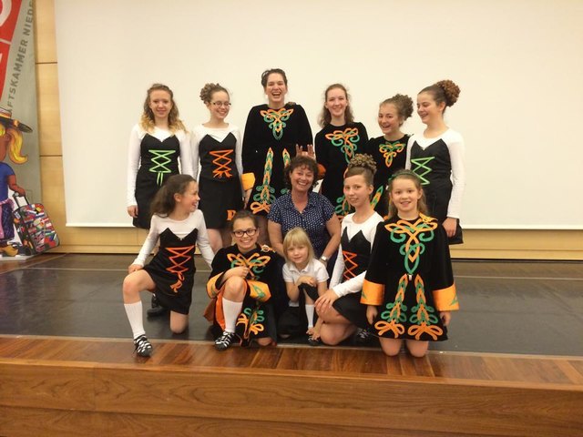 Unsere Tanzlehrerin Elli mit einem Teil der Tänzerinnen der Shamrock Dance Company Vienna.