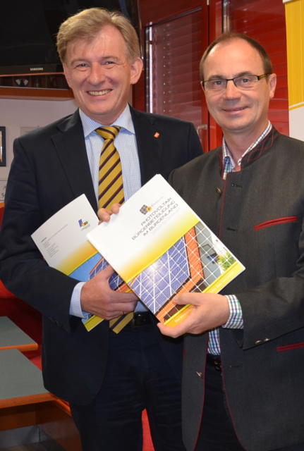 Energie Burgenland-Vorstandsdirektor Alois Ecker und LHStv. Franz Steindl mit der Photovoltaik-Broschüre