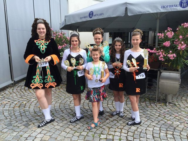 Wer will, kann auch bei Wettkämpfen mittanzen. Hier unsere erfolgreichen Tänzerinnen in München.