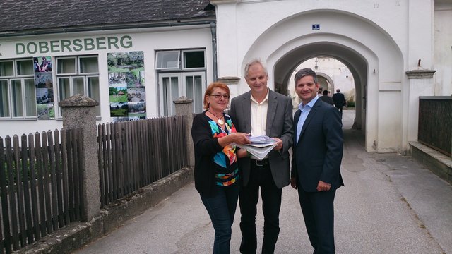 Bernadette Gundacker, Bgm. Reinhard Deimel und Landesrat Maurice Androsch freuen sich über die geknackte 3.000er-Marke.
