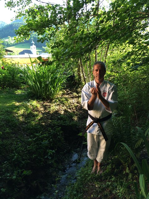 Josef Renz legte die Abschlussprüfung zum Karate-Instruktor erfolgreich ab.