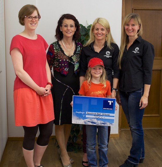 v.l. Eva Janovsky (Literatur Forum Schwaz), Stadträtin der Stadt Schwaz Ingrid Schlierenzauer, Petra mit Tochter und Doreen vom Ladies Circle Tirol