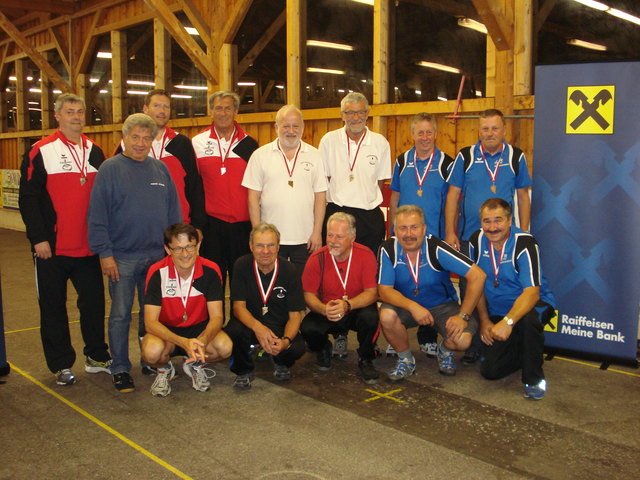 v.l.n.r.: Askö Enns mit Schiri Johann Haimel, Askö Schwertberg, ESV-Ruprechtshofen