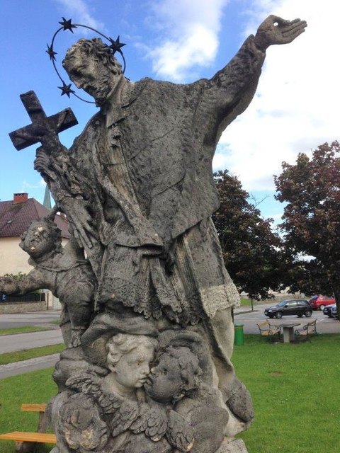 Ab 20. Juli 2014 strahlt er wieder hell - der Heilige Johannes Nepomuk, Schutzpatron der Salzschiffer in Mauthausen.