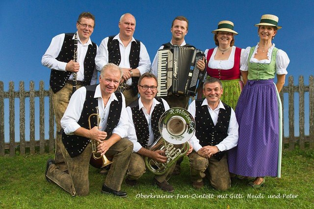 Das Oberkrainer Fan Quintett – hier mit Heidi und Peter – spielt auf. | Foto: privat