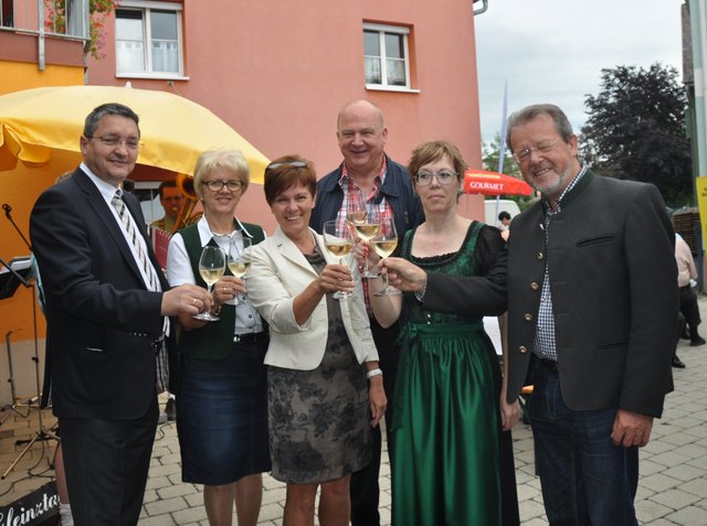 Fünf Jahre Betreutes Wohnen in Groß St. Florian  - dazu gratulierten 
v.l. Bgm. Alois Resch, Vizebgm. Maria Kögl, seitens Caritas Steiermark Christine Stopper, Pfarrer Toni Rindler, Bgm. Josef Aldrian  Seniorenwohnheimbetreuerin Karla Wonisch (2. v. r.)