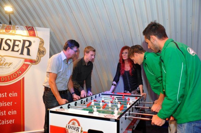 Es warten packende Tischfußballduelle mit Spielern und Funktionären des FC Wacker Innsbruck auf Sie. | Foto: Brau Union