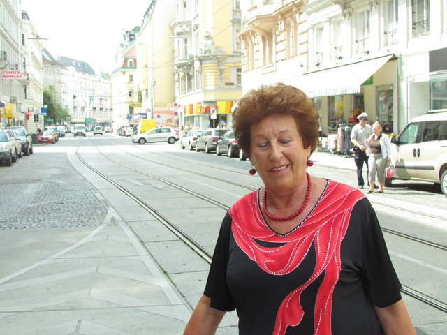 Anita Schubert will endlich einen sichern Übergang: Ampelphasen für Autofahrer sind viel zu lang | Foto: Gerhard Krause