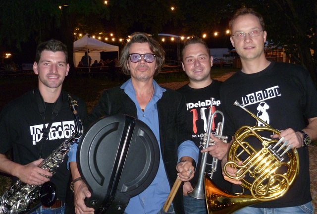 Stani Vana mit den Musikern des Musikvereines Erla (v.li.) Michael Auinger, Markus Kapeller und Obmann Stefan Lettner