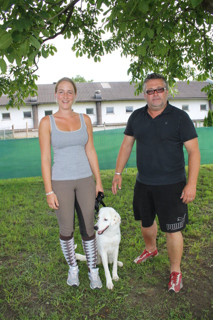 Kristin Hauser mit Lucy und Hundetrainer Thomas Kainer. | Foto: Edith Ertl