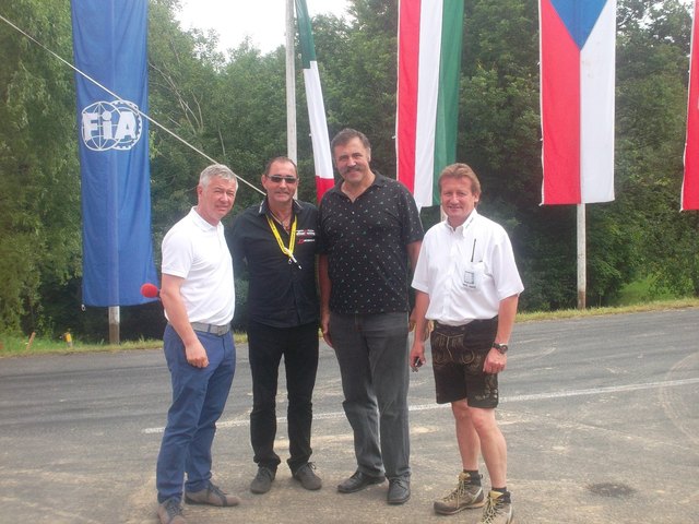  Peter Tschernko, Rudolf Stiendl und Josef Kötz mit dem Moderator der Bergrallye. | Foto: ÖVP
