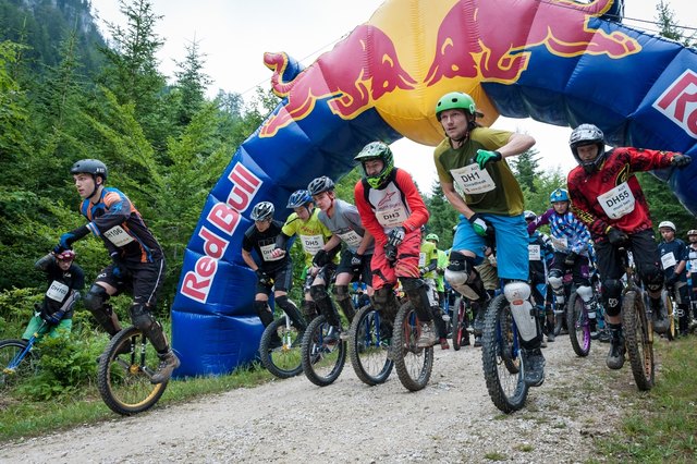 103 Downhiller beim Start zum spektakulären Einrad-Downhill.
