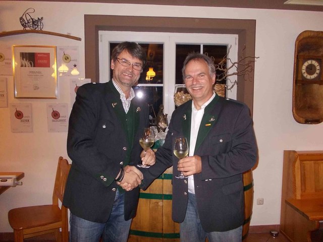 Ortsparteiobmann Toni Koller (l.) mit dem ehemaligen Obmann Franz Treichler. | Foto: KK