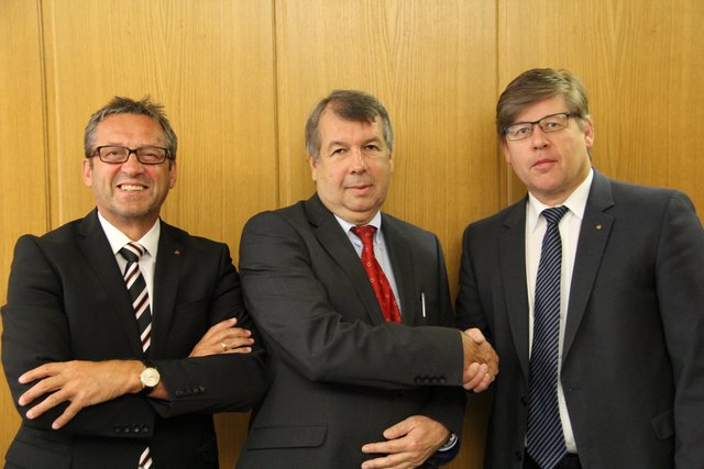 Gerhard Vejnik, Filialdirektor Innviertel, Helmut Pointner und Andreas Bamberger. | Foto: Sparkasse
