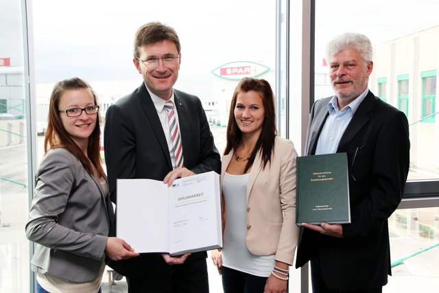 v.l. Katharina Eder, SPAR-Geschäftsführer Mag. Alois Huber, Lena Hammerschmidt und DI Johann Eder. | Foto: SPAR