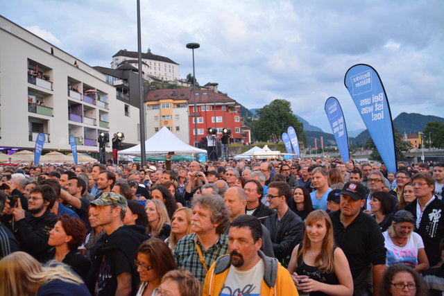 2500 Fans drängten sich vor der Bühne am Fischergries und wurden nicht enttäuscht.