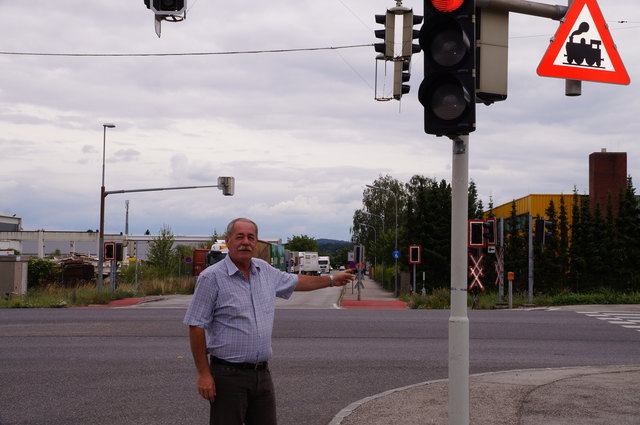 Landtagsabgeordneter Erich Königsberger vor der Kreuzung Wolfenberger Straße.