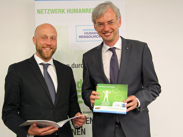 Michael Strugl und Andreas Geiblinger, Leiter des Netzwerks Humanressourcen, präsentieren die neue Förderbroschüre, in der sämtliche Weiterbildungsförderung in OÖ zusammengefasst sind. | Foto: Land OÖ