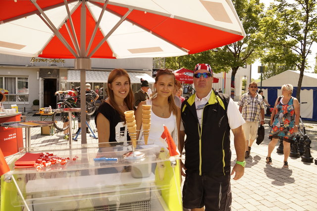Bio-Eis vom Eiswerk Höfinger war heiß begehrt am ORF-Gemeindetag in Seekirchen.