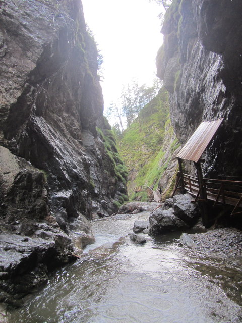 Perfekte Wanderung für heiße Sommertage: Wasserfälle in der Klamm sorgen für die nötige Abkühlung.