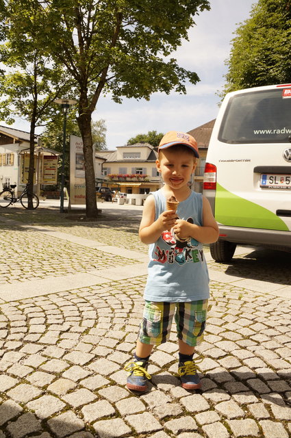 Auch der kleine Jakob (2) war vom Eis begeistert.