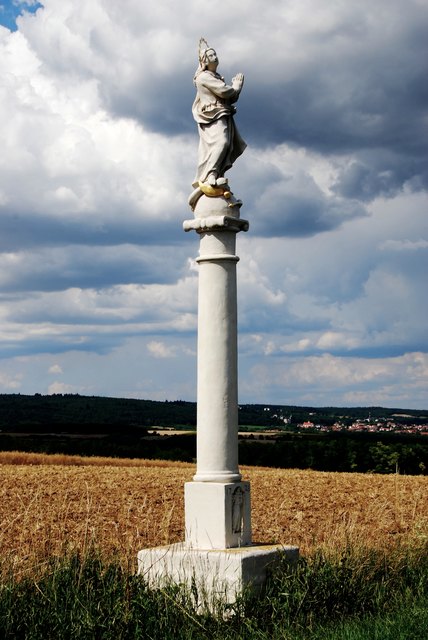 An der Straße von Zemling nach Ravelsbach. Maria steht auf der Erdkugel und setzt einen Fuß auf die Schlange. Unterhalb der Schlange eine Mondsichel. An der Vorderseite des Sockels in einer Rundbogennische ein Hochrelief, den Hl. Josef mit Kind, in der rechten Hand eine Lilie, darstellend.
Am Sockel die Jahreszahl 1728.