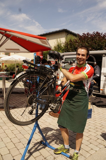 Das Team vom Radwerk Eugendorf begutachtete und reparierte vor Ort Fahrräder.