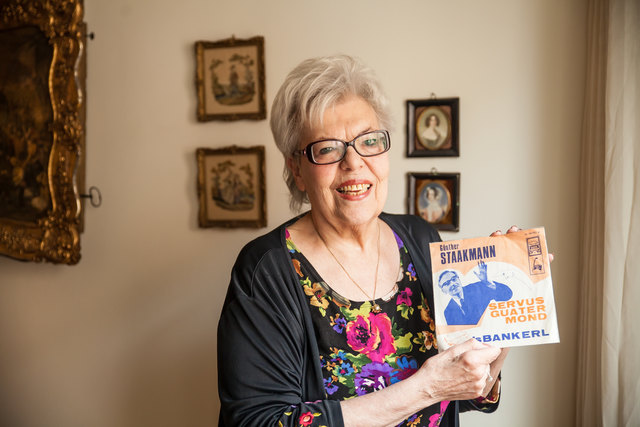 Musik-Fan Karin Las hat tausende Platten und CDs, darunter eine besondere von ihrem verstorbenen Gatten. | Foto: Gillmann