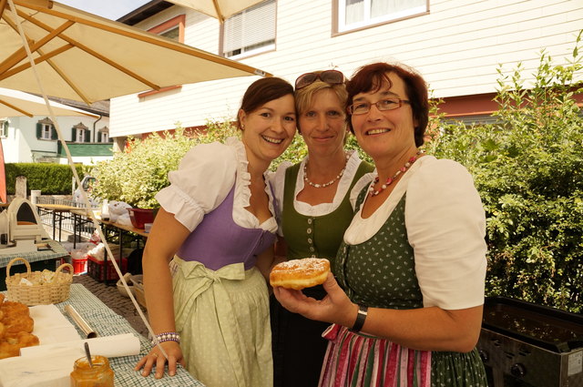 Köstliche Krapfen und mehr am Buffet der Seekirchner Bäuerinnen.