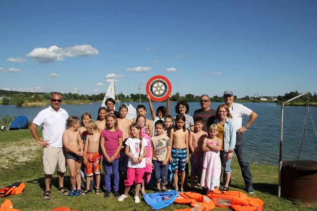 Die Kinder des Schülerhortes bewiesen Helmut Gangl (l.) vom Yachtklub Thermenland ihr Talent beim Segeln im Burgenland.