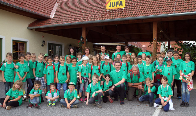 Die Volksschulkinder gemeinsam mit Vertretern der Schule, der Vereine, der Naturfreunde und der Gemeinde. | Foto: KK