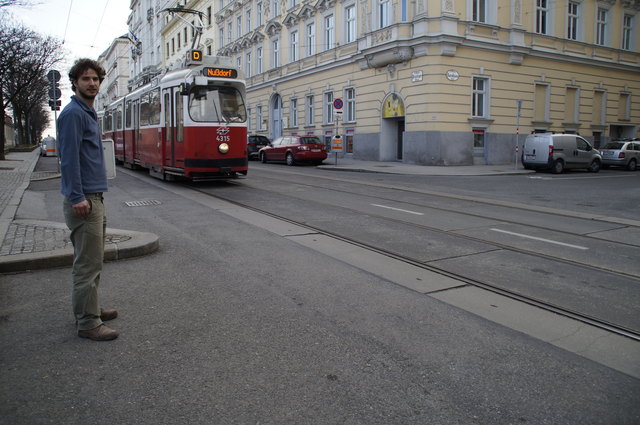 Anrainer Wolfgang S. auf der Prinz-Eugen-Straße: "Hier über die Straße gehen kann gefährlich werden."