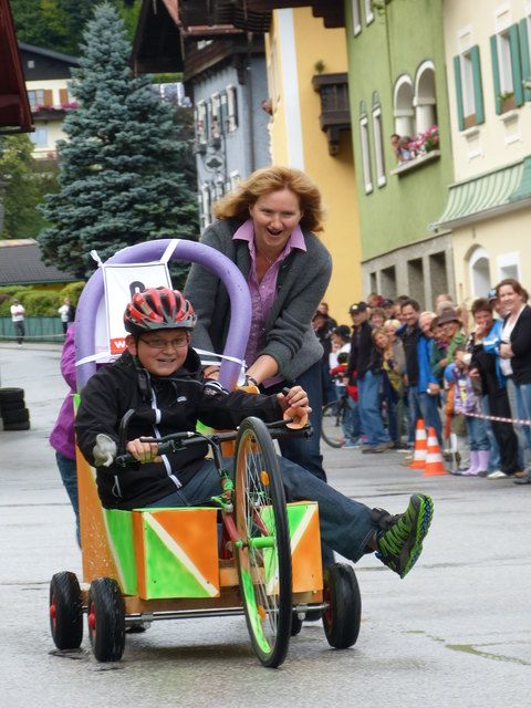 Beim ersten Seifenkistenrennen musste Stefan Loschek noch in Ziel geschoben werden. "Dieses Jahr wird das anders" – versprechen Vater und Sohn. | Foto: TMK Werfen