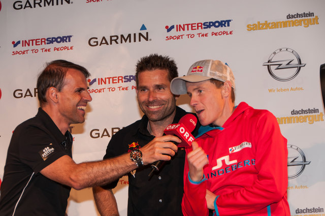 Moderator Heinz Hörhager beim Interview mit Hannes Arch und Andreas Goldberger.