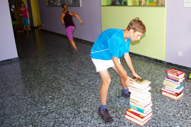 Bücherturmbauen: Das schnellste Team mit dem höchsten Turm gewinnt