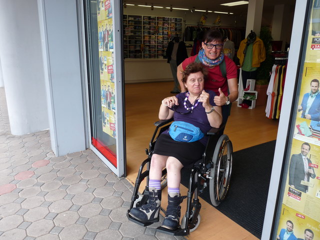 Türen mit Bewegungsmelder finden Rosalinde Tieber und Gisela Pfeiler einfach top!