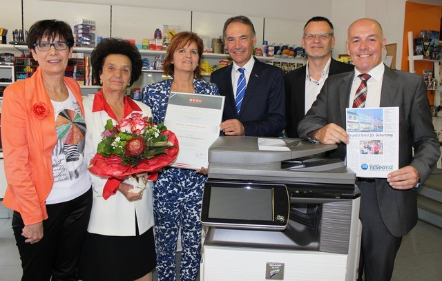 Gratulation zum 50-jährigen Betriebsjubiläum: Geschäftsführerin Gertraud Terpotiz-Wölfer, Mutter Gertrude Terpotiz, Geschäftsführerin Renate Benkö, Präsident Honorarkonsul Ing. Peter Nemeth, Stadtmarketing Oberwart Plus-Obmann Manfred Marlovits und Bürgermeister ADir. Georg Rosner | Foto: WKO