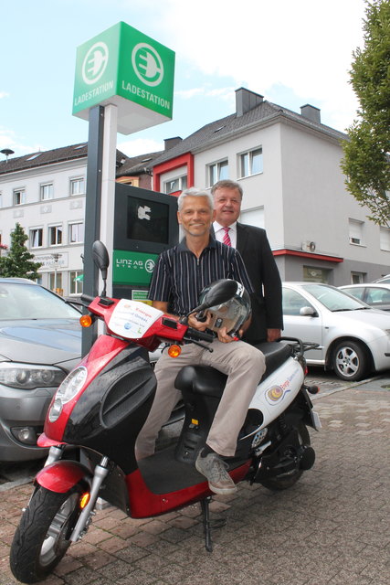 Peter Plank und Rudolf Schöfl bei der Stromtankstelle vor der Raiffeisenbank.