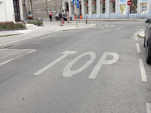 Wenn man von der Karolinengasse zum St. Elisabeth Platz fährt findet man diese Bodenmarkierung.