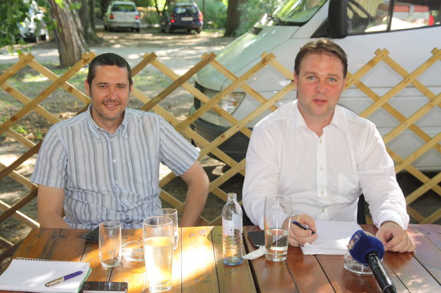 Bürgermeister Andreas Babler (r.) und Gemeinderat Markus Tod beim Sommergespräch.
