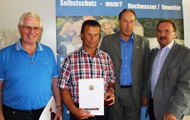 v.l.n.r.: ZS-BStL-Stv. Franz Thomann, er wurde mit der VDM in Silber geehrt; ZS-BStL-Stv. Josef Kelz, er wurde mit der VDM in Bronze ausgezeichnet; ZS-BStL Peter Kirchengast und ÖZSV-Präsident Johann Rädler.