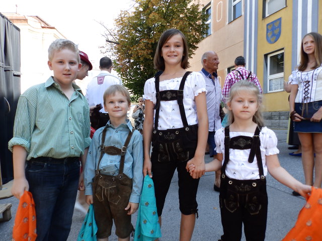 Die jungen Models in Lederhose: Sebastian, Lukas, Katrin und Rafaela.