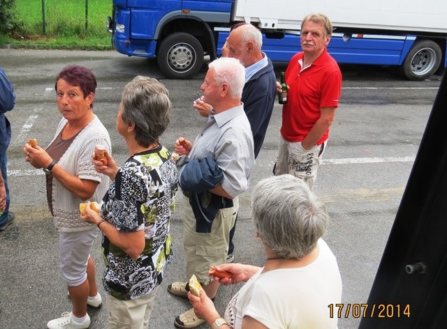 Die Busjause, bestehend aus Knacker und Brot