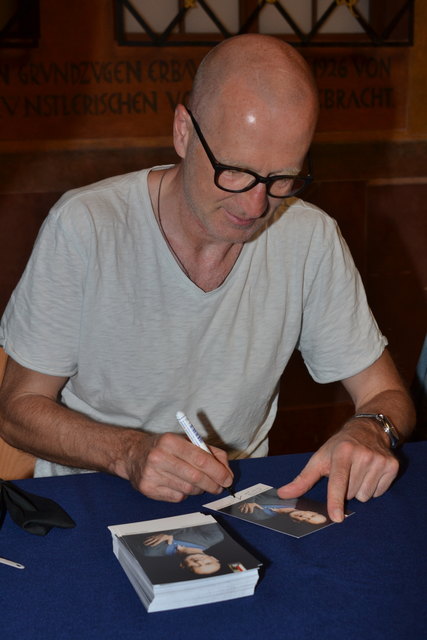 Peter Lohmeyer beim Schreiben eines Autogrammes.