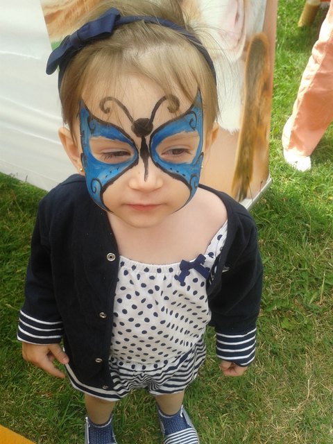 Katharina als Schmetterling - ein kleiner Fliegerling ;)