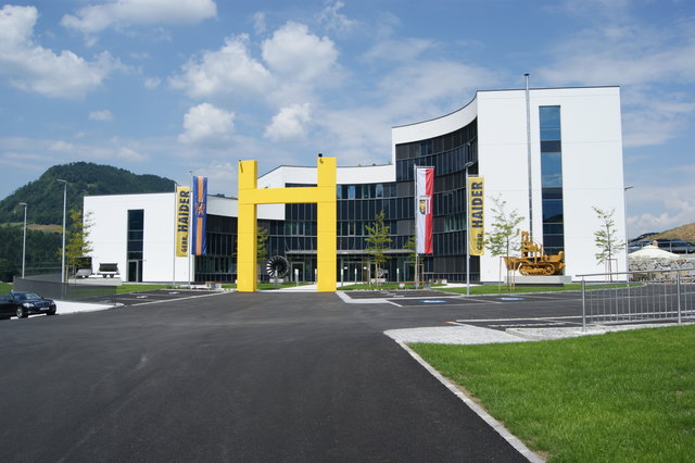 H wie Haider: Der moderne Firmenneubau fügt sich trotz seiner Größe gut ins Großraminger Ortsbild ein.