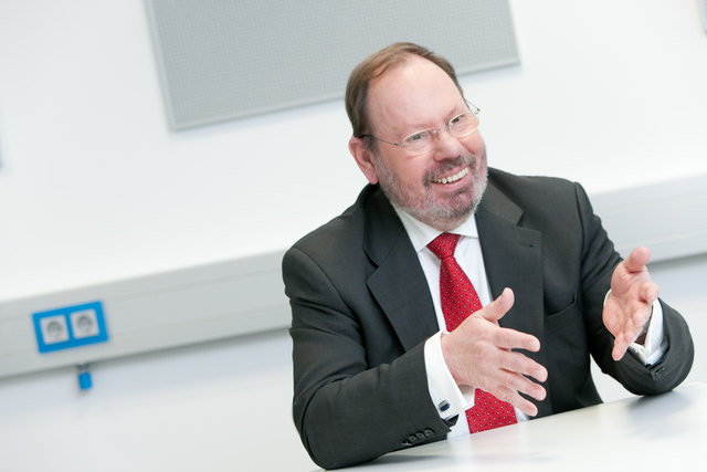 „Aus- und Weiterbildungen bei entsprechend zertifizierten Schulungsanbietern werden auf Bundes- und Landesebene aktiv gefördert“, erklärt Ing. Hermann Studnitzka, Leitung Didactic Concepts bei Festo Österreich. | Foto: Festo / Martina Draper