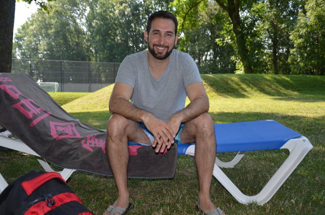 Daniel Kralik (36) baut im Bad Alltagsstreß ab: "Ich genieße die Ruhe am Vormittag, das Grün und den angenehmen Schatten unter den Bäumen. Hier ist meine Ruhe-Oase".