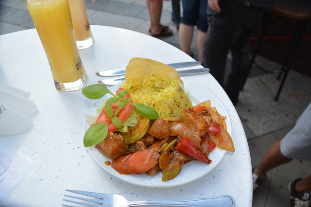 Devilled Chicken: Sri Lankisches Hühnchen mit Gemüse und Reis.