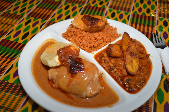 Afrikanische Dreiheiligkeit: Mafe – Huhn in Erdnussauce, Jollef – Gemüsereis und Red-Red – frittierte Kochbanane mit Schwarzaugenbohneneintopf.
